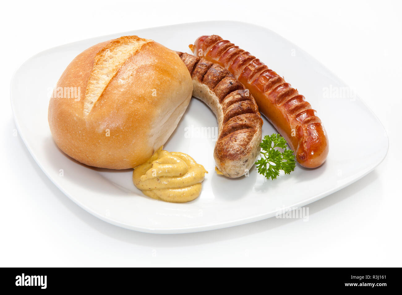 Gegrillte Wurst - Bratwurst mit Senf, Brot und Petersilie ... Gegrillte Wurst - Bratwurst mit Senf, Brot und Petersilie ...