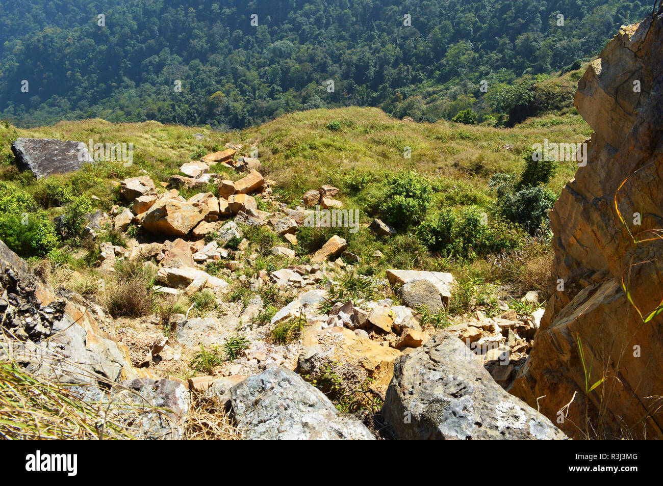 Cliff hohe Erdrutsch auf Top Mountain/Landschaft von Felsen Steine Gestein und Boden Erdrutsch fallen Felsen auf dem Hügel Natur Berg Hintergrund Stockfoto