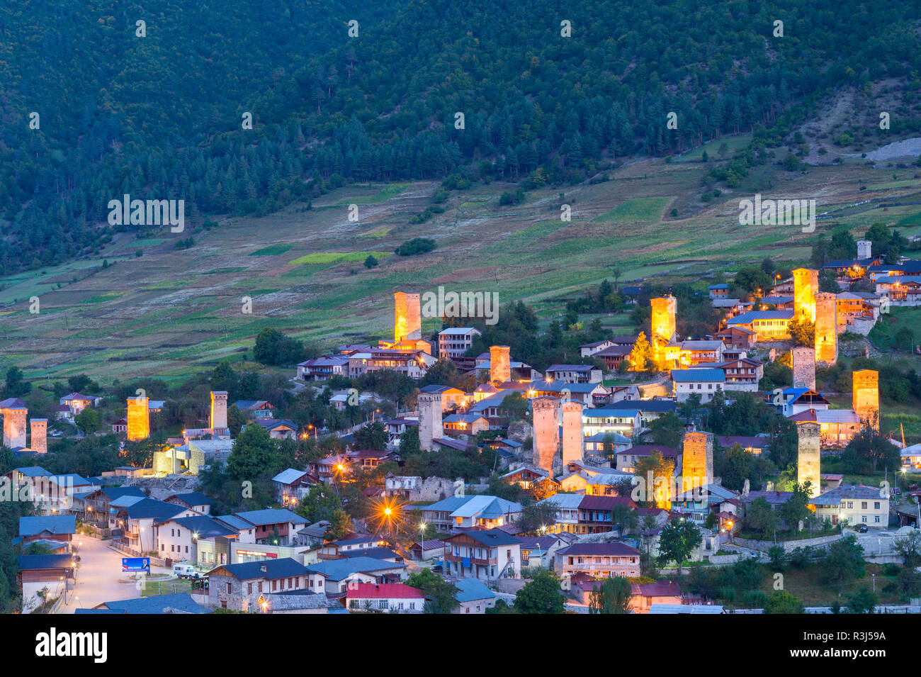 Traditionelle Svanetian Türme bei Sonnenuntergang, mittelalterlichen Dorf Mestia Swanetien, Region, Georgien Stockfoto