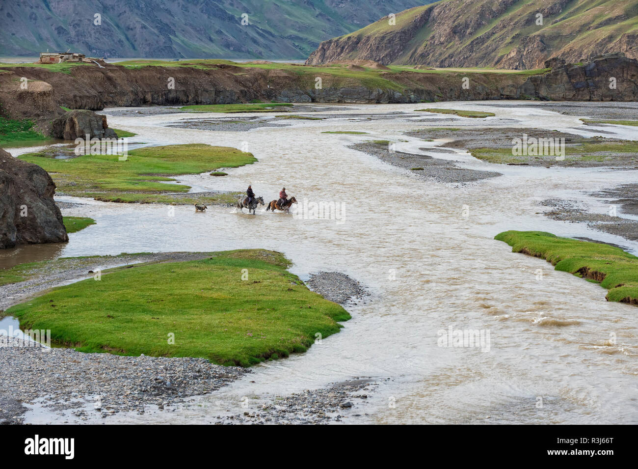 Zwei Reiter, die einen Fluß überquert, Kurumduk Tal, Provinz Naryn, Kirgisistan Stockfoto