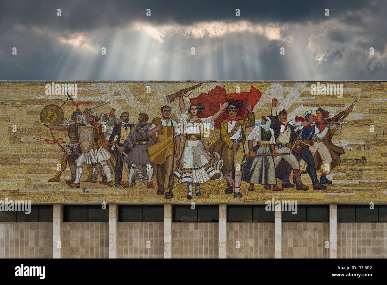 Fresko über dem Eingang des National History Museum, Skanderberg Square, Tirana, Albanien Stockfoto