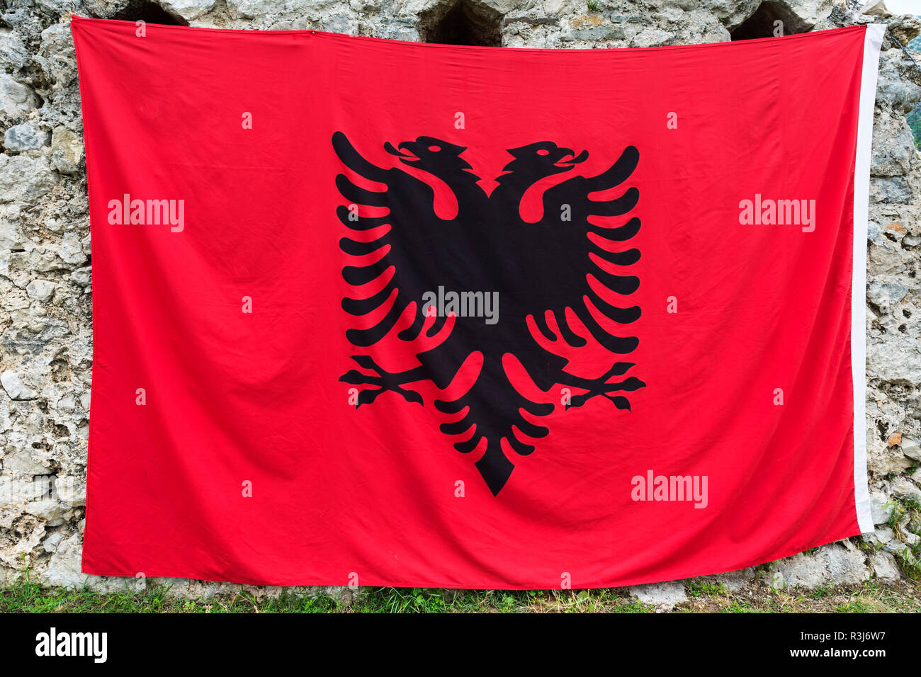 Albanische Flagge mit Adler geleitet, Albanien Stockfoto