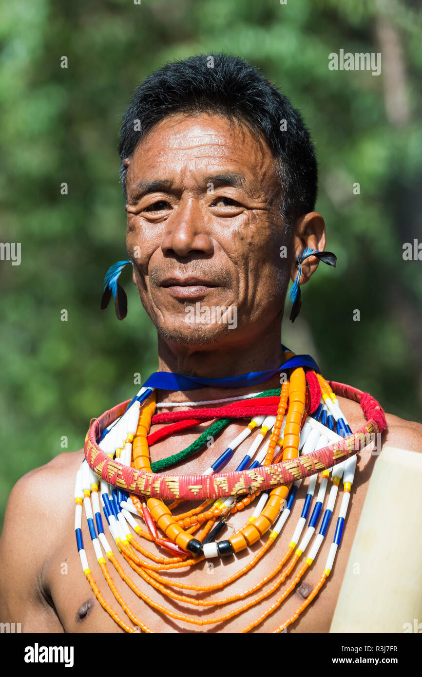 Naga tribal Mann im traditionellen Outfit, Kisima Nagaland Hornbill Festival, Kohima, Nagaland, Indien Stockfoto