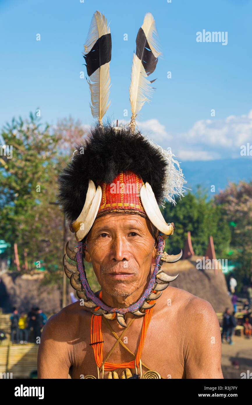 Naga tribal Mann im traditionellen Outfit, Kisima Nagaland Hornbill Festival, Kohima, Nagaland, Indien Stockfoto