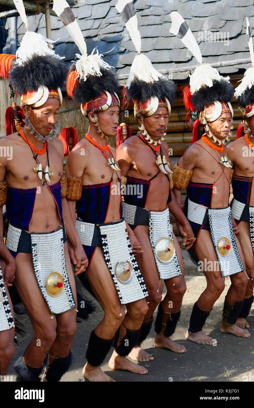 Naga tribal Männer in traditioneller Kleidung darstellende rituelle Tänze, Kisima Nagaland Hornbill Festival, Kohima, Nagaland, Indien Stockfoto