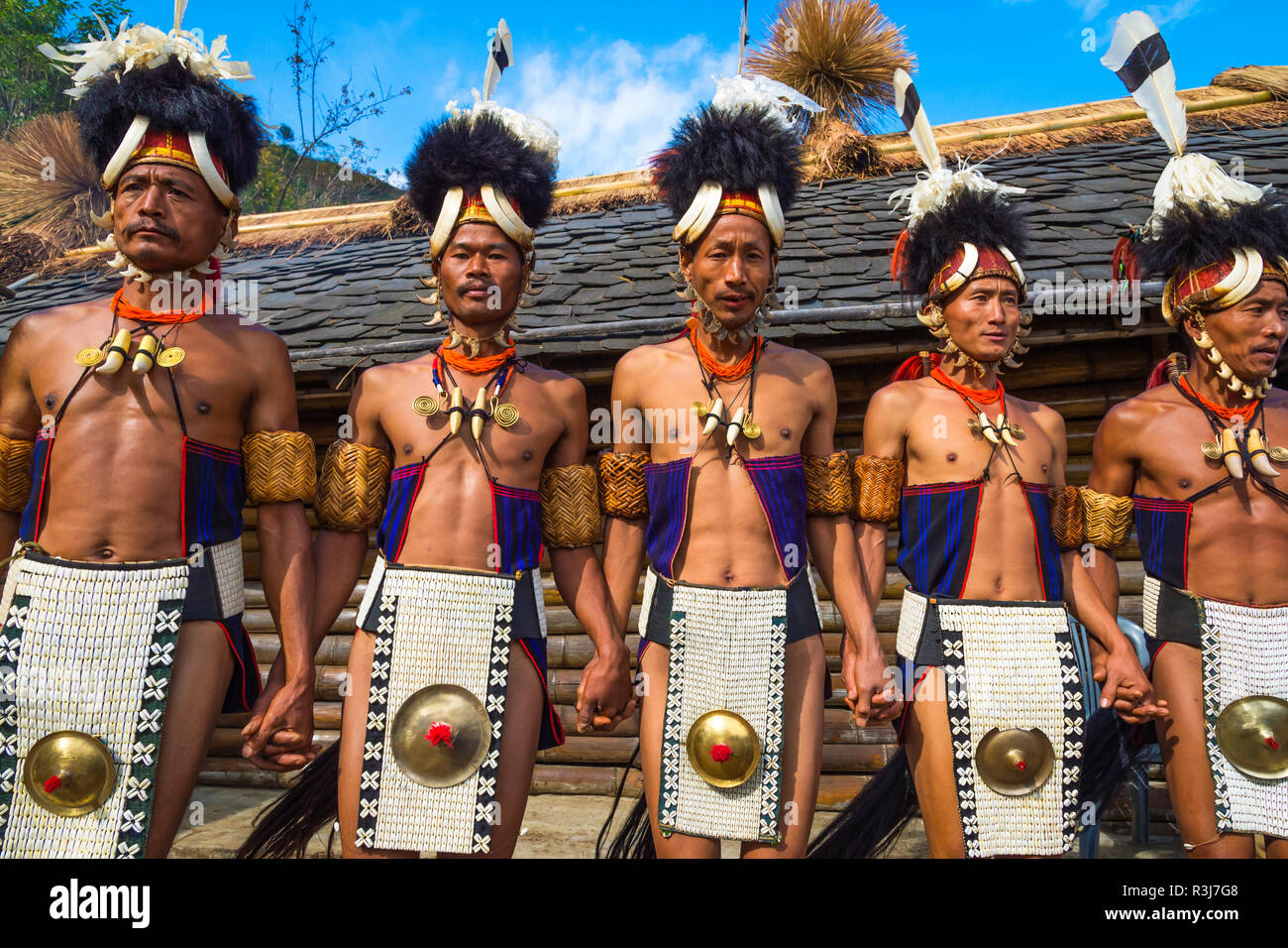 Naga tribal Männer in traditioneller Kleidung darstellende rituelle Tänze, Kisima Nagaland Hornbill Festival, Kohima, Nagaland, Indien Stockfoto