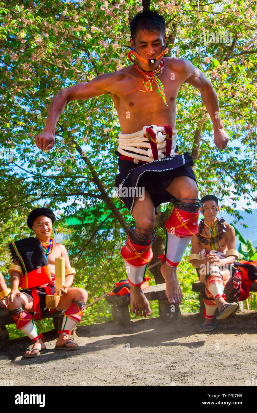 Naga tribal Mann im traditionellen Outfit einen Krieger Tanz, Kisima Nagaland Hornbill Festival, Kohima, Nagaland, Indien Stockfoto