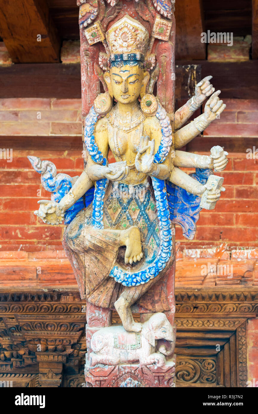 Viele arme Statue auf einem geschnitzten hölzernen Dach stütze, Mul Chowk, Hanuman Dhoka Palast, Patan Durbar Square Stockfoto