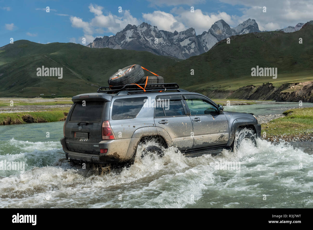 Allradantrieb, die einen Fluß überquert, Kurumduk Tal, Provinz Naryn, Kirgisistan Stockfoto