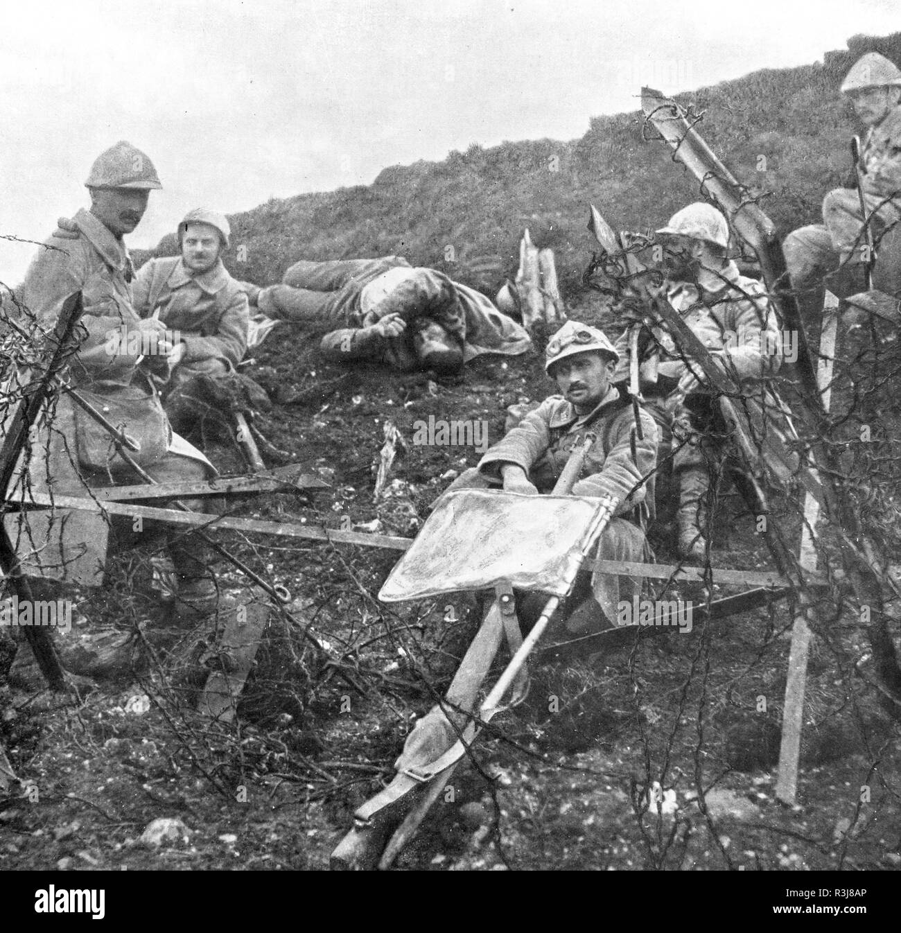 Die französischen Soldaten ruhen nach dem souchez Schlacht, Pas de Calais, 1915, Frankreich Stockfoto