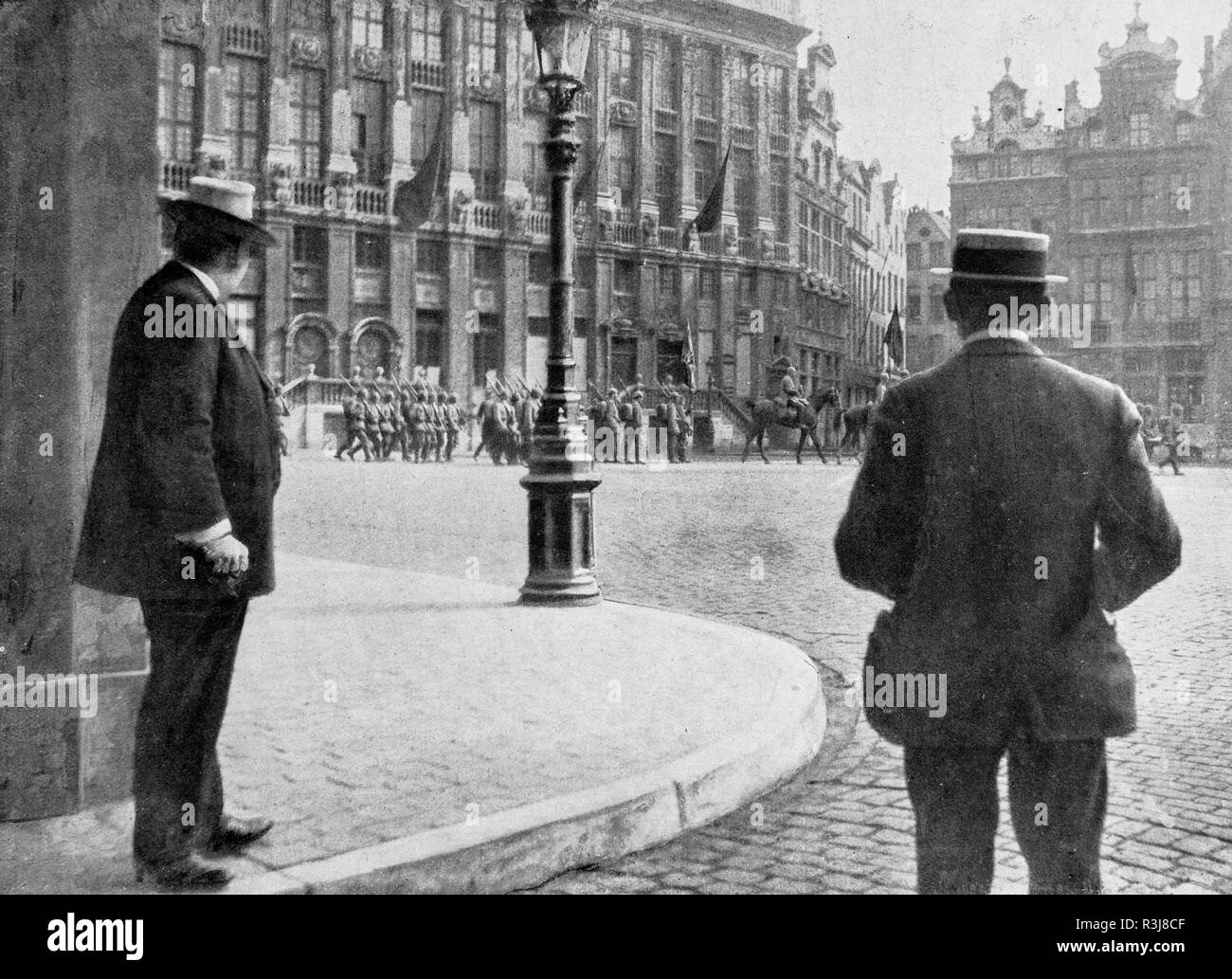 Deutsche Infanterie paradieren auf Brüssel Grand Place am 20. August 1914, Brüssel, Belgien Stockfoto