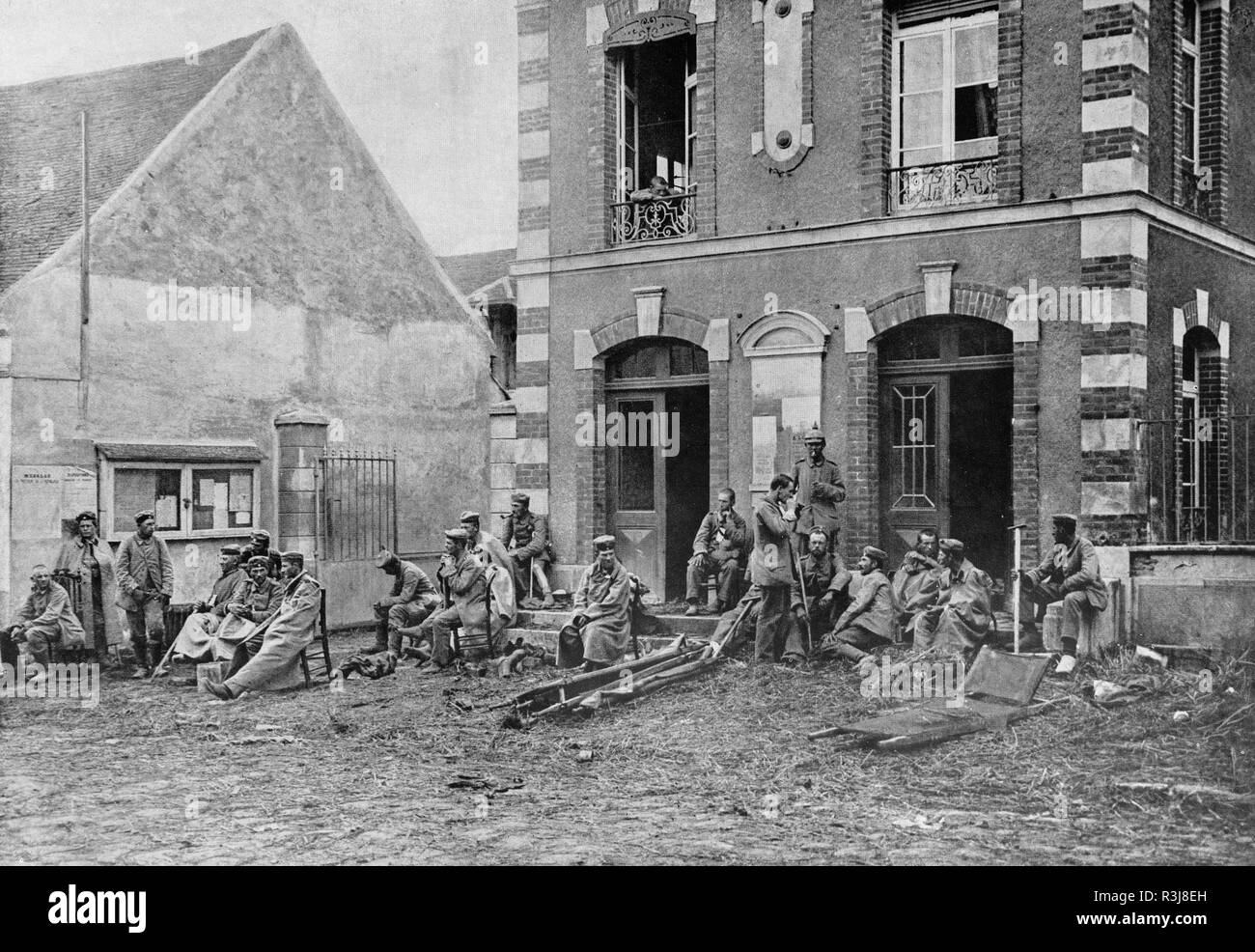 Verwundete deutsche Soldaten vor dem varreddes Rathaus, Seine-et-Marne, Frankreich Stockfoto
