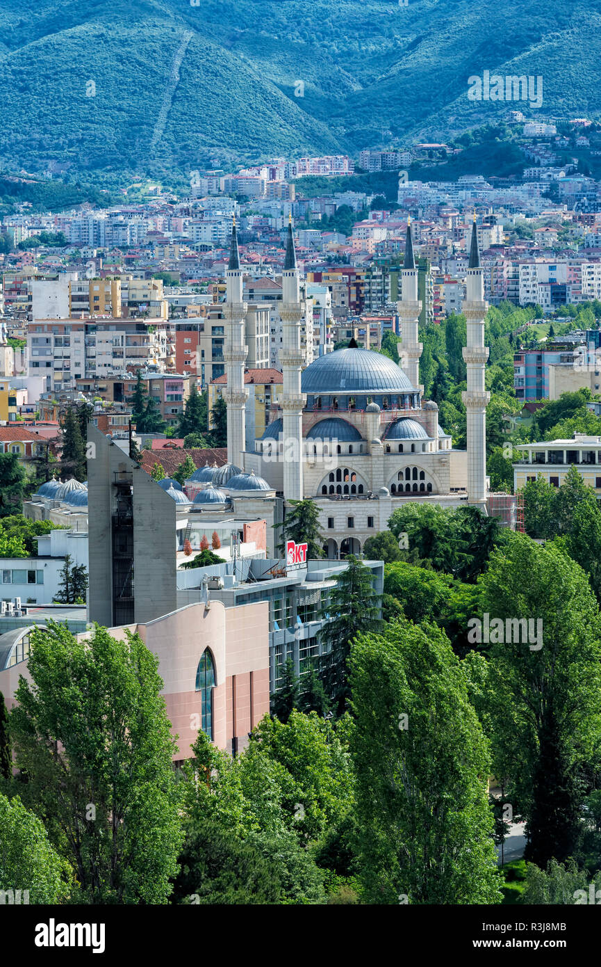 Blick über Tirana und der Neuen Moschee, Tirana, Albanien Stockfoto