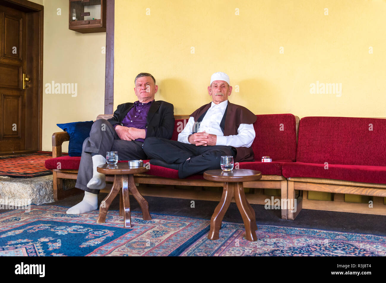 Die einheimischen sitzen auf einer Bank, Halveti der Tekke, Sufi Schule, Prizren, Kosovo Stockfoto