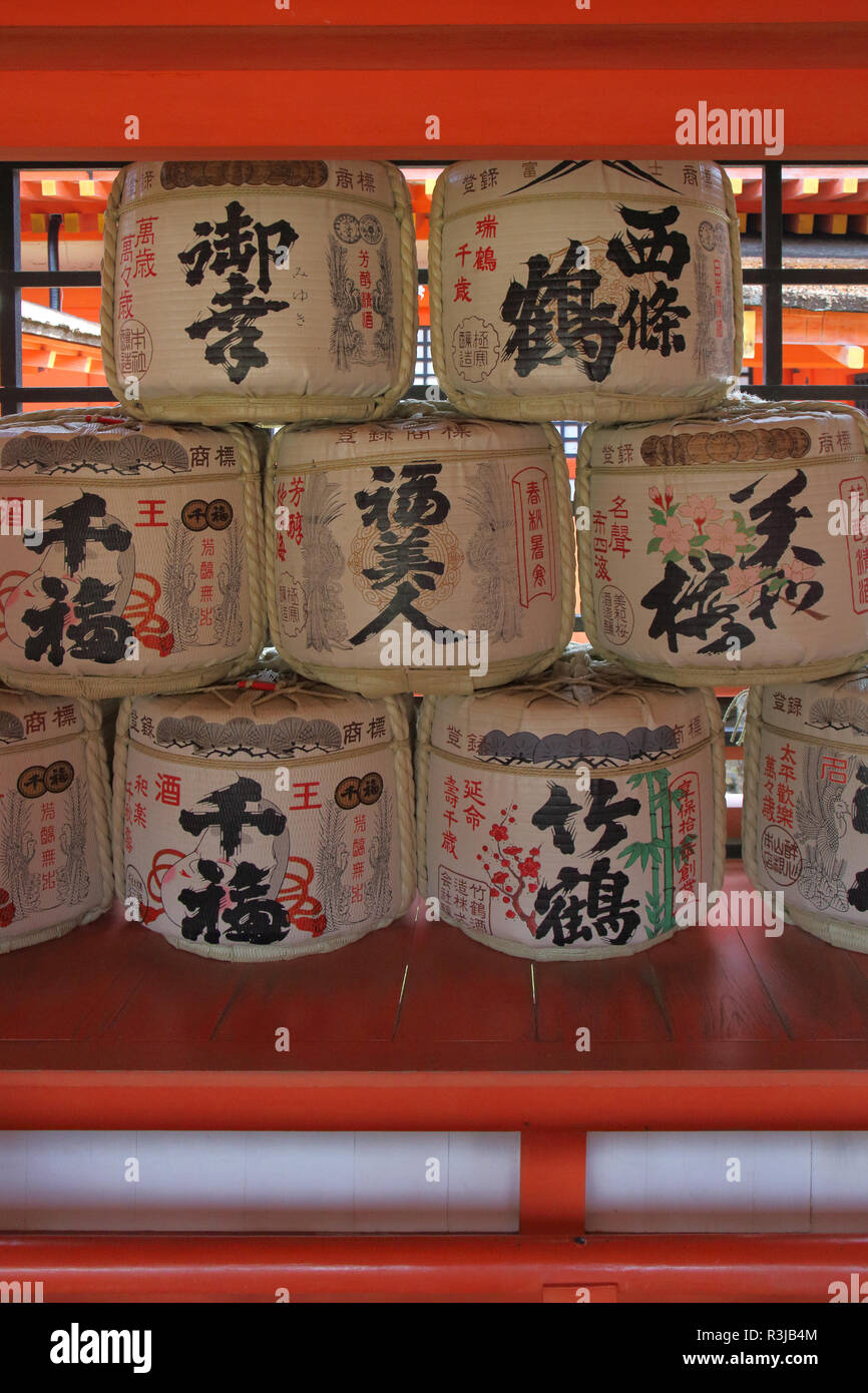 Sake Fässer Itsukushima-Schrein auf der Insel Miyajima Japan Stockfoto
