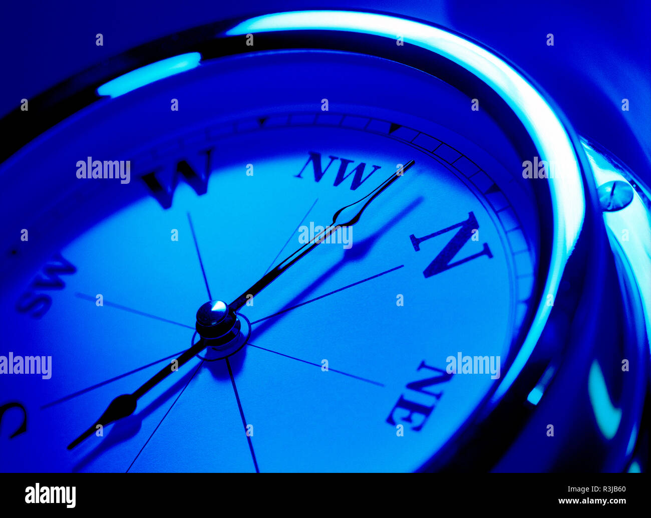 Nahaufnahme der einen Kompass mit einem blauen Ton Wirkung, North, North West. Stockfoto