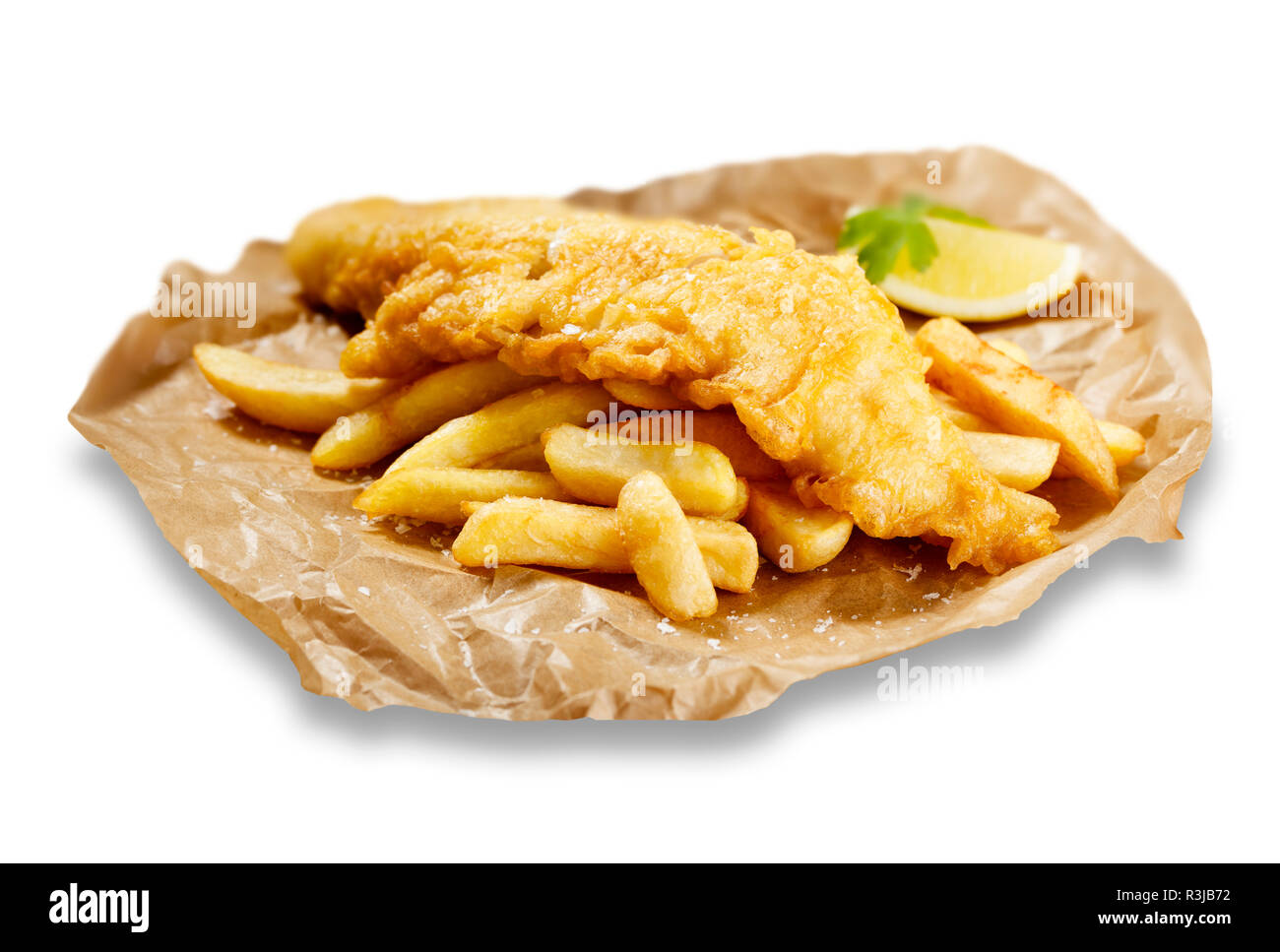 Isolierte Images von Fisch und Chips, in braunes Papier, mit einem Keil von Zitrone. Stockfoto