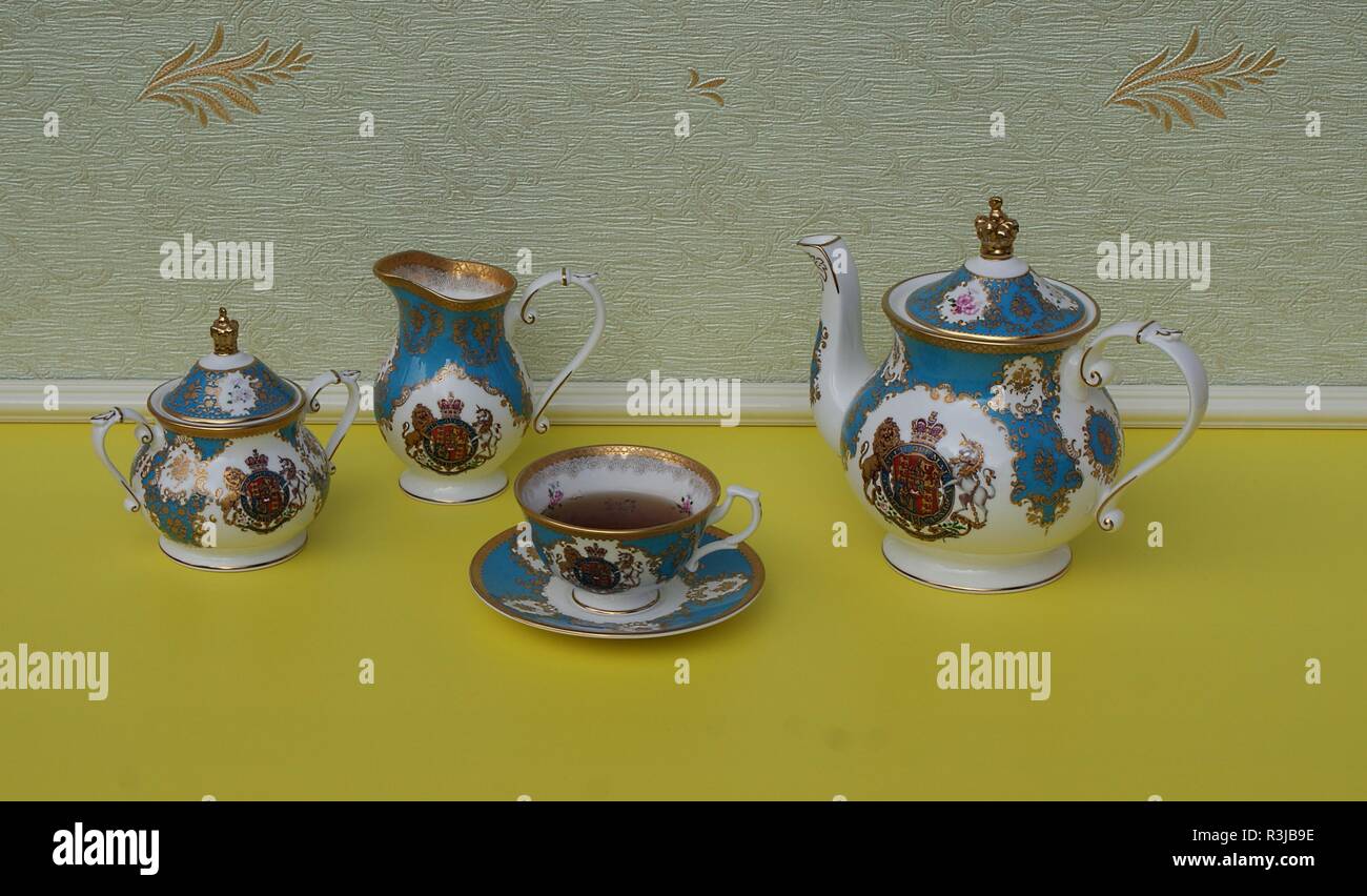 Englisch Teetasse mit Untertasse, Teekanne, Zuckerdose und Sahne Kanne, Fine Bone China Porzellan Stockfoto