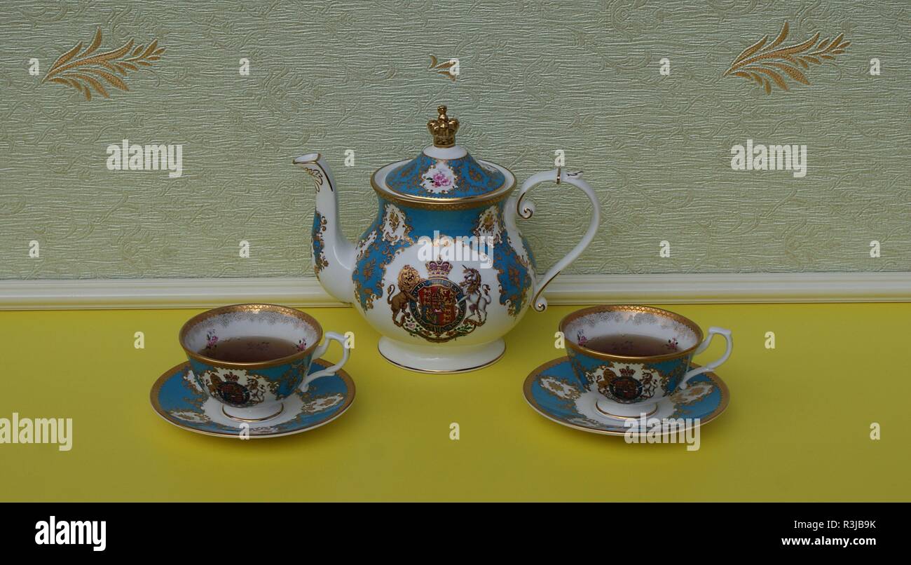 Tee für zwei, englische Teetassen mit Untertassen und Teekanne, Fine Bone China Porzellan Stockfoto
