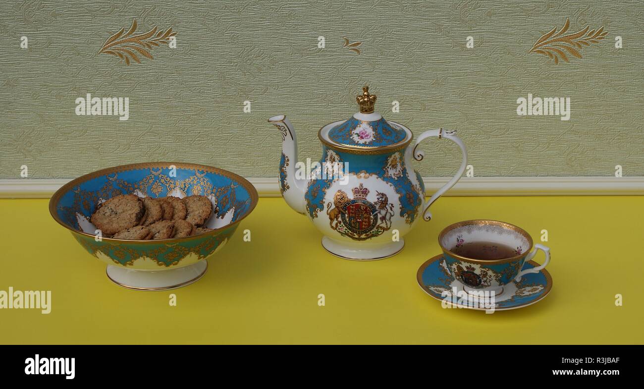 Englisch Teetasse mit Untertasse, Teekanne, und einem Kuchen Schüssel mit Cookies, Fine Bone China Porzellan Stockfoto