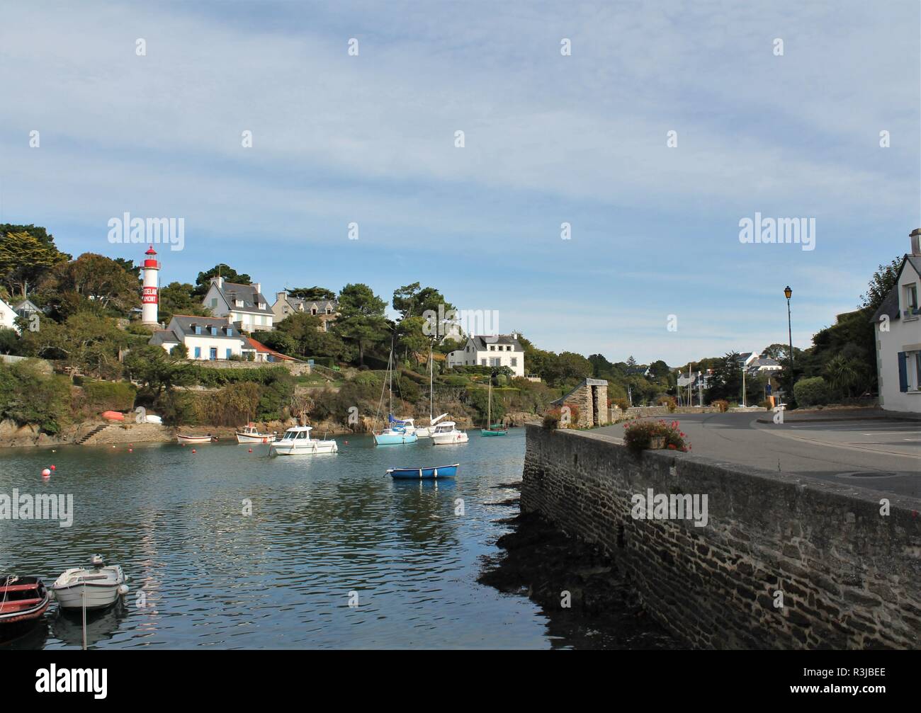 Doelan Hafen und seine rote Leuchtturm, Bretagne, Frankreich Stockfoto