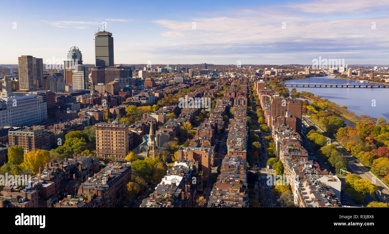 Reihe Häuser und Gebäude alle in einer Reihe neben dem Fluss im Süden von Boston Downtown. Stockfoto