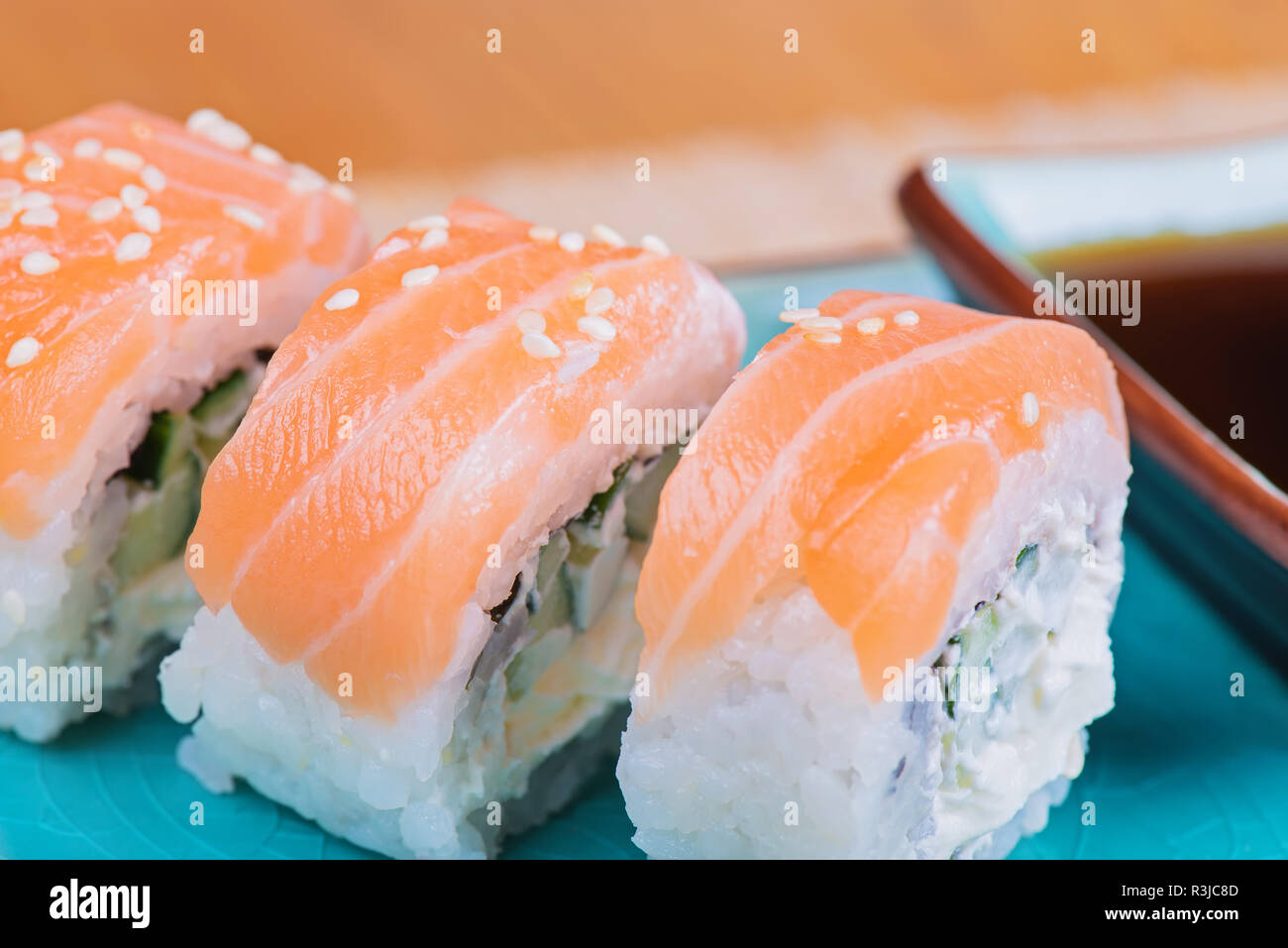 California Maki Sushi mit Lachs Stockfoto