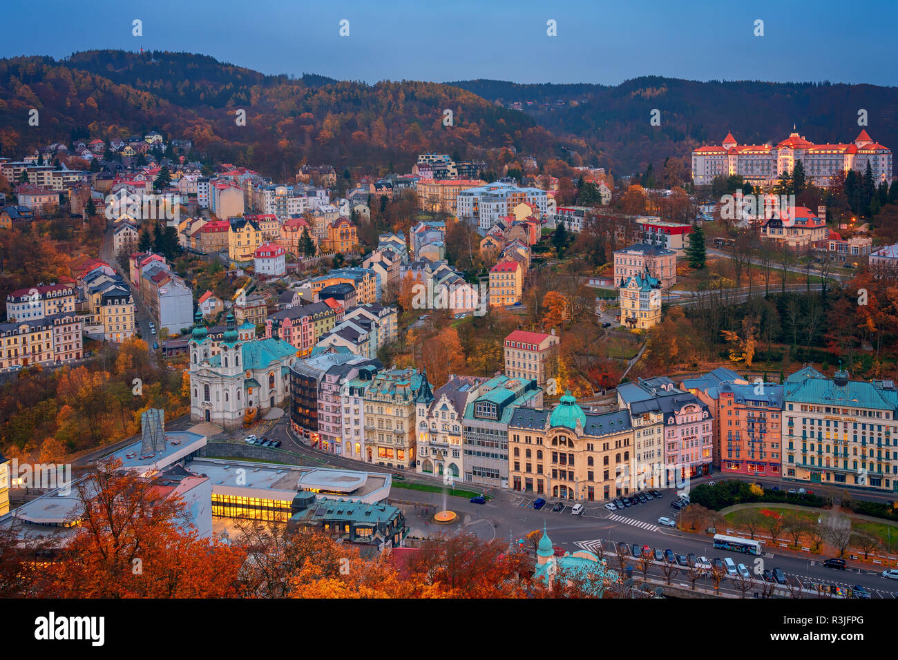 Schöne Aussicht über bunte Häuser in Karlovy Vary, ein Kurort in der Tschechischen Republik im Herbst Saison Stockfoto