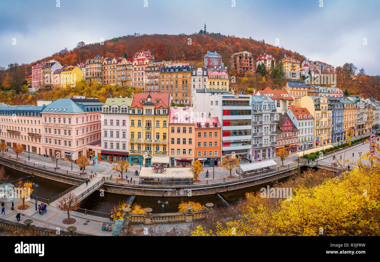 Schöne Aussicht über bunte Häuser in Karlovy Vary, ein Kurort in der Tschechischen Republik im Herbst Saison Stockfoto