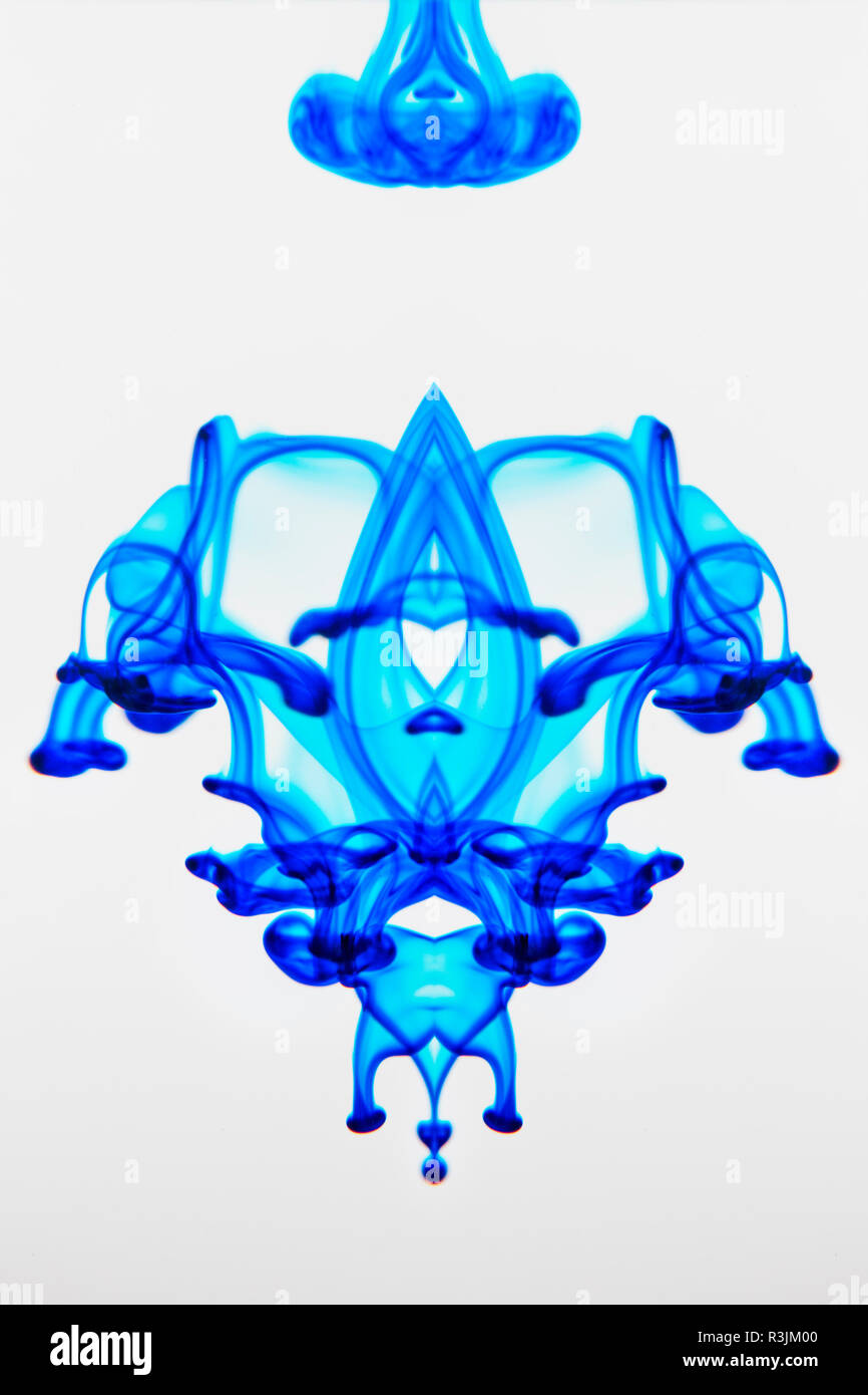 Lebensmittelfarbe in Glas Wasser und Dispergieren. Stockfoto