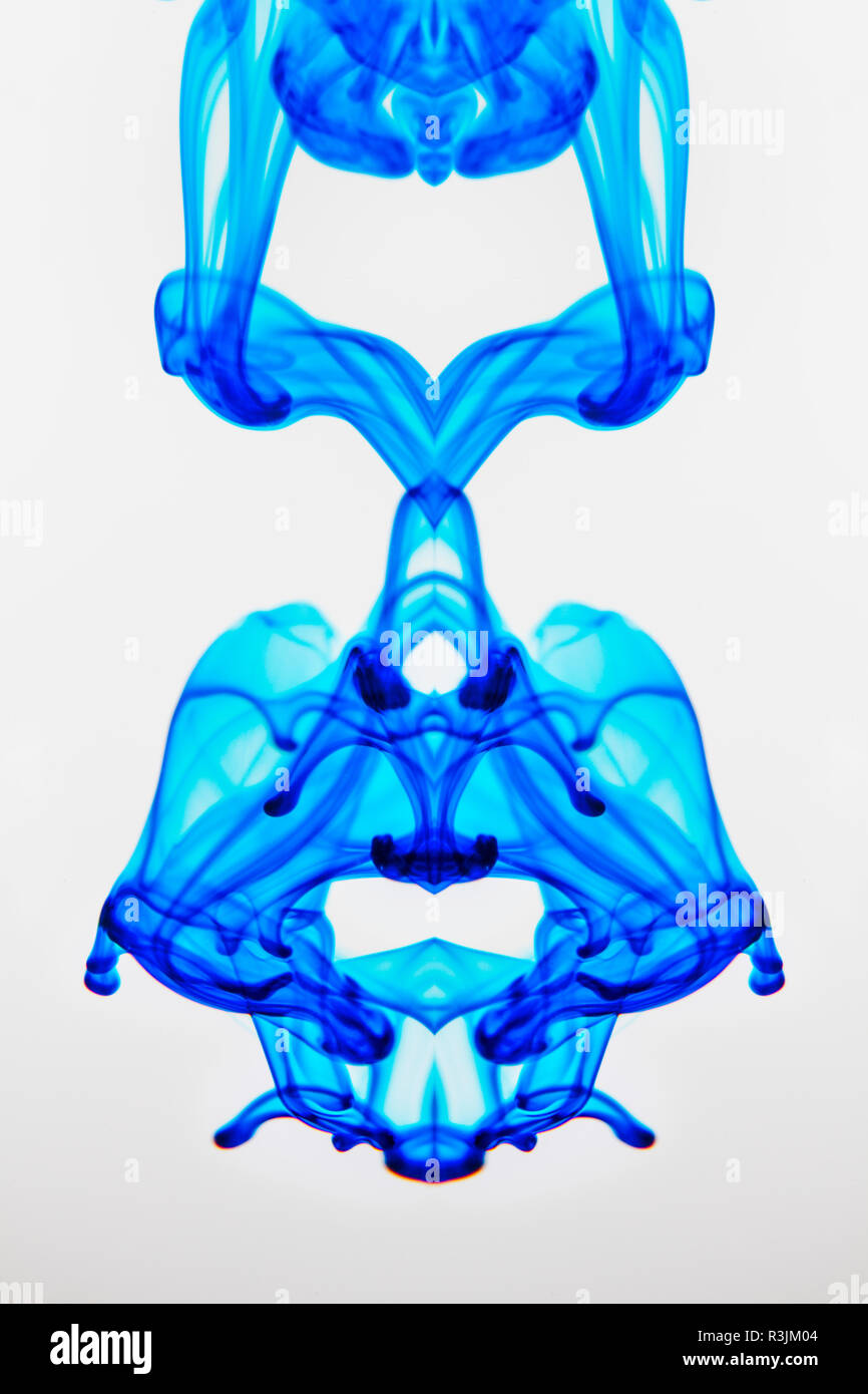 Lebensmittelfarbe in Glas Wasser und Dispergieren. Stockfoto