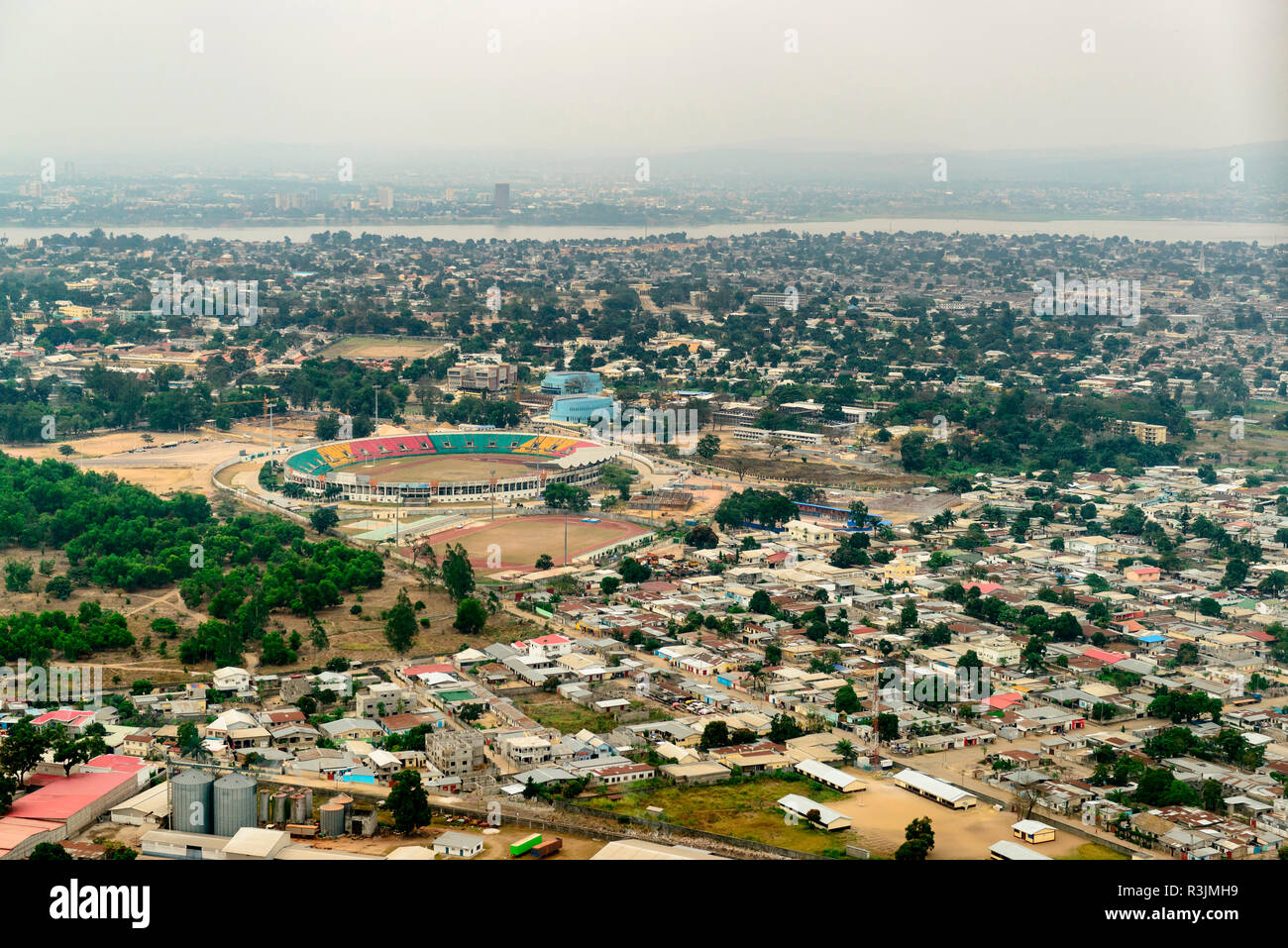 Antenne vide von Brazzaville mit dem Kongo und Kinshasa, der Hauptstadt der Demokratischen Republik Kongo im Hintergrund. Republik Kongo Stockfoto