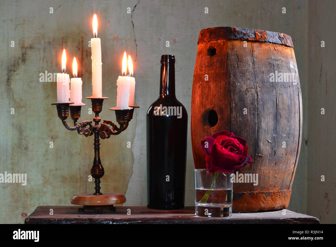 Eine gute Feier in einem schönen Keller mit einem Glas guten Wein Stockfoto