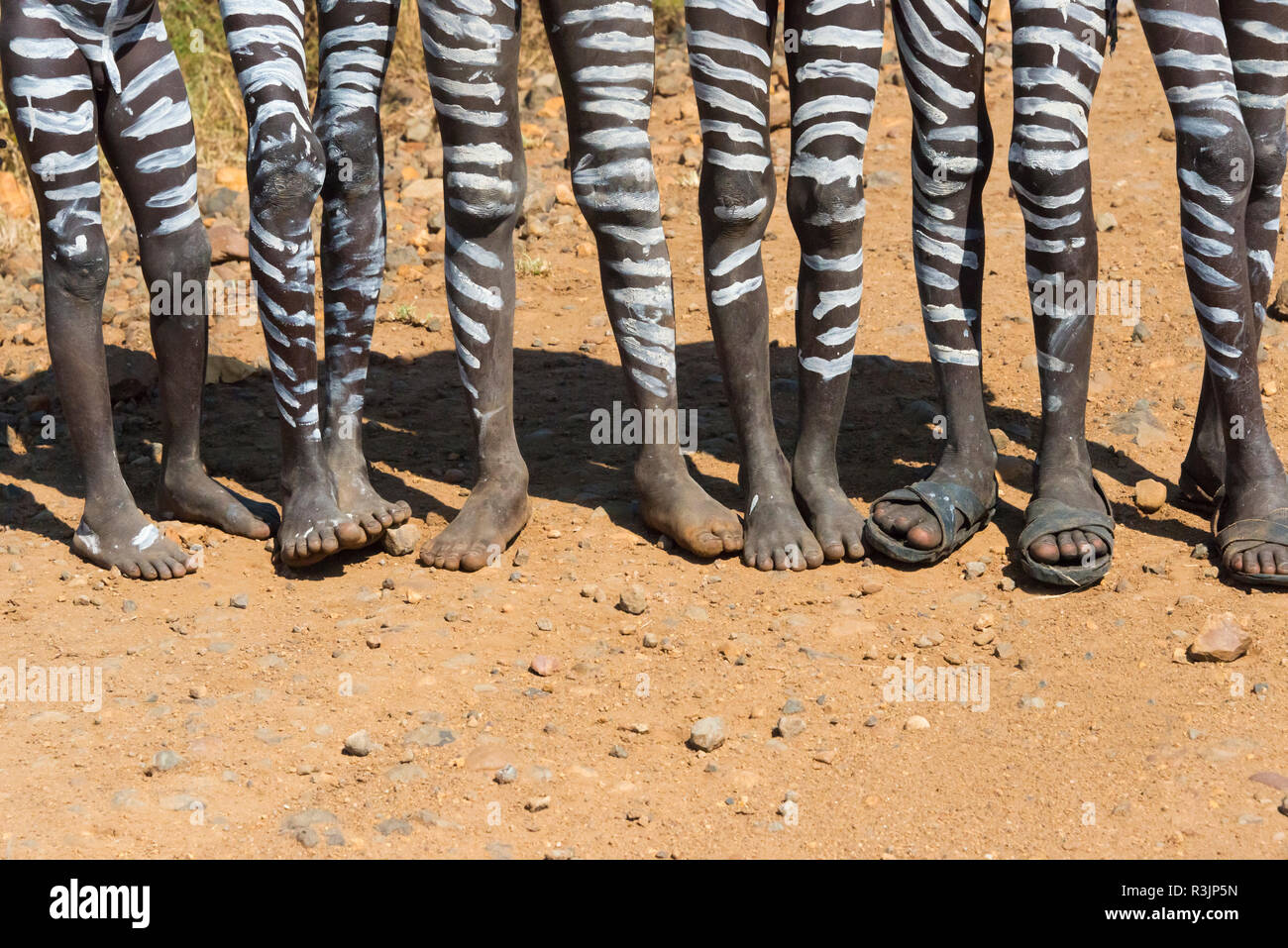 Mursi Stamm, Jungen mit bemalten Körper, Mursi Village, South Omo, Äthiopien Stockfoto