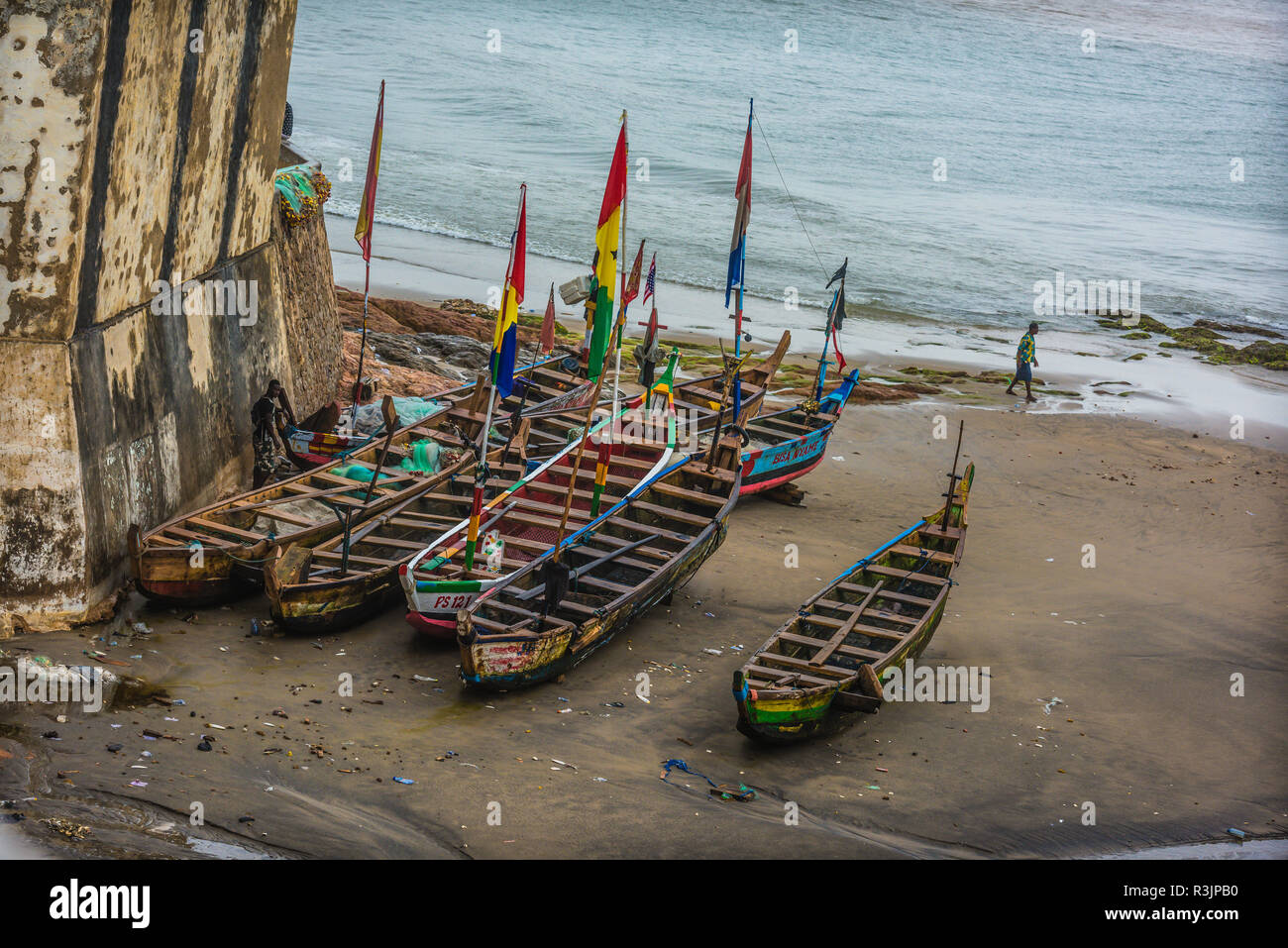 Bunte Boote an den Strand von Weiß Mans Strand, auf Cape Coast von Elmina Castle Stockfoto