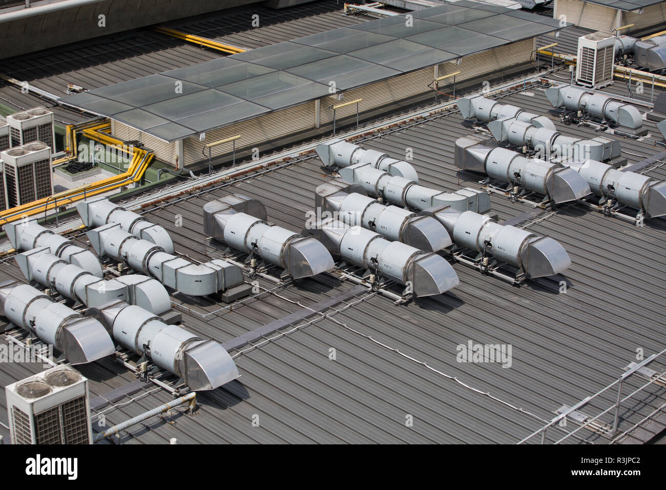 Ventilationsanlage installiert auf einem kommerziellen Gebäude Dach. Stockfoto