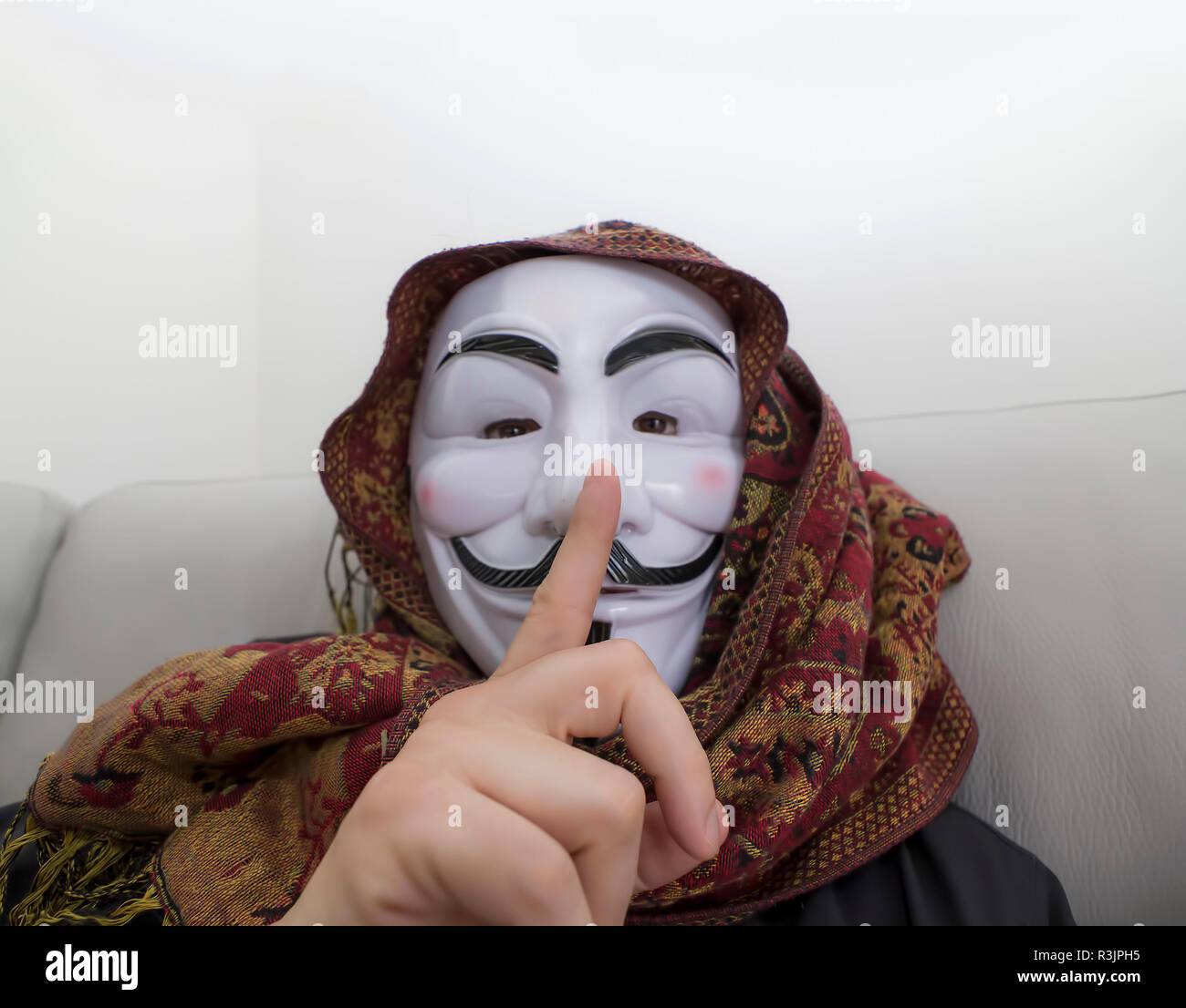 picture Mascara Hacker Anonymous https www alamy de hacker stille auf der couch zu hause anonymen maske image225991617 html