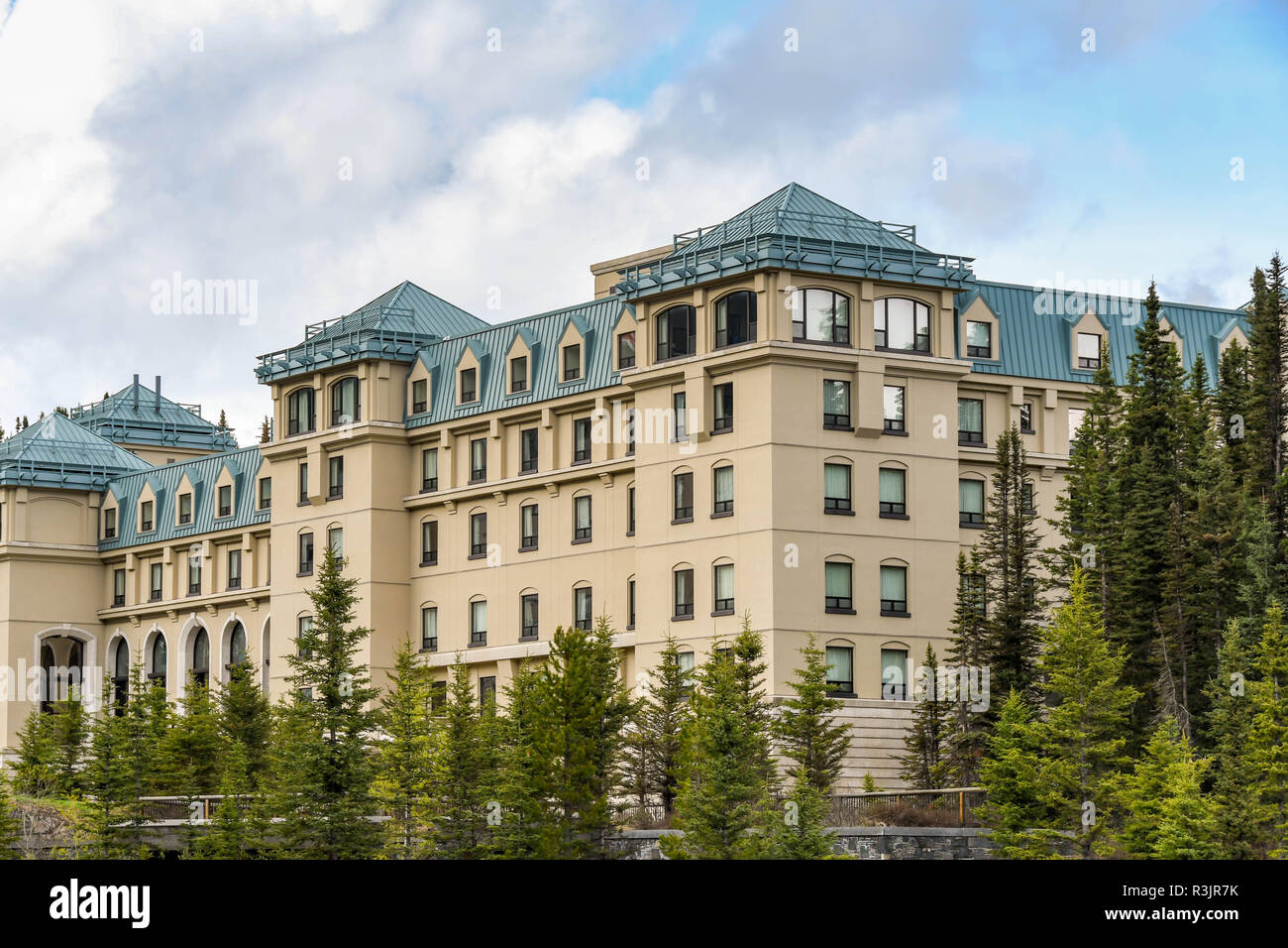 LAKE LOUISE, AB, Kanada - Juni 2018: The Fairmont Chateau Lake Louise Hotel in Alberta, Kanada. Stockfoto