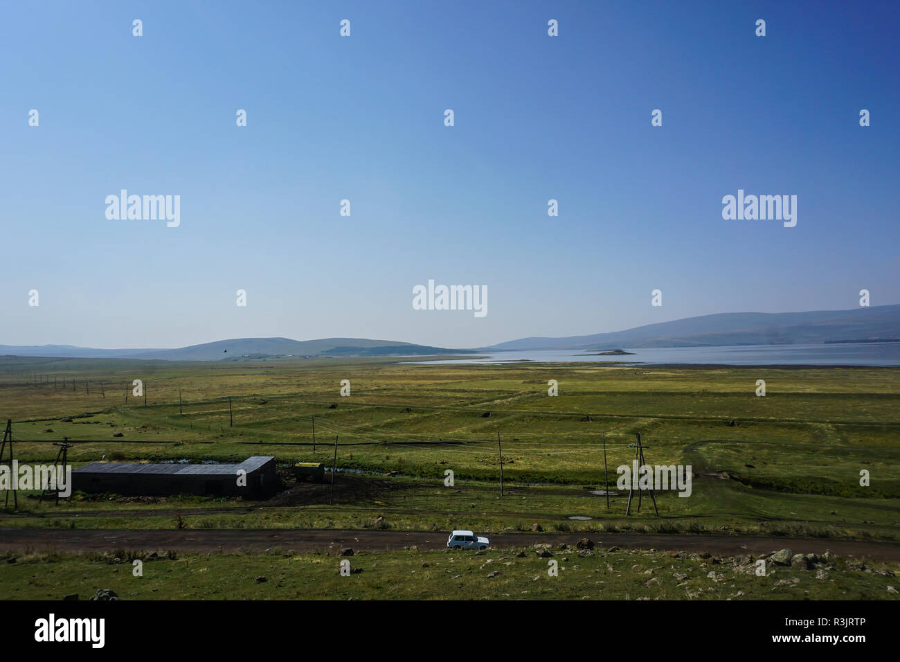 See Arpi Landschaft mit Sicht auf die Straße von Stromleitungen und Gras Land Stockfoto
