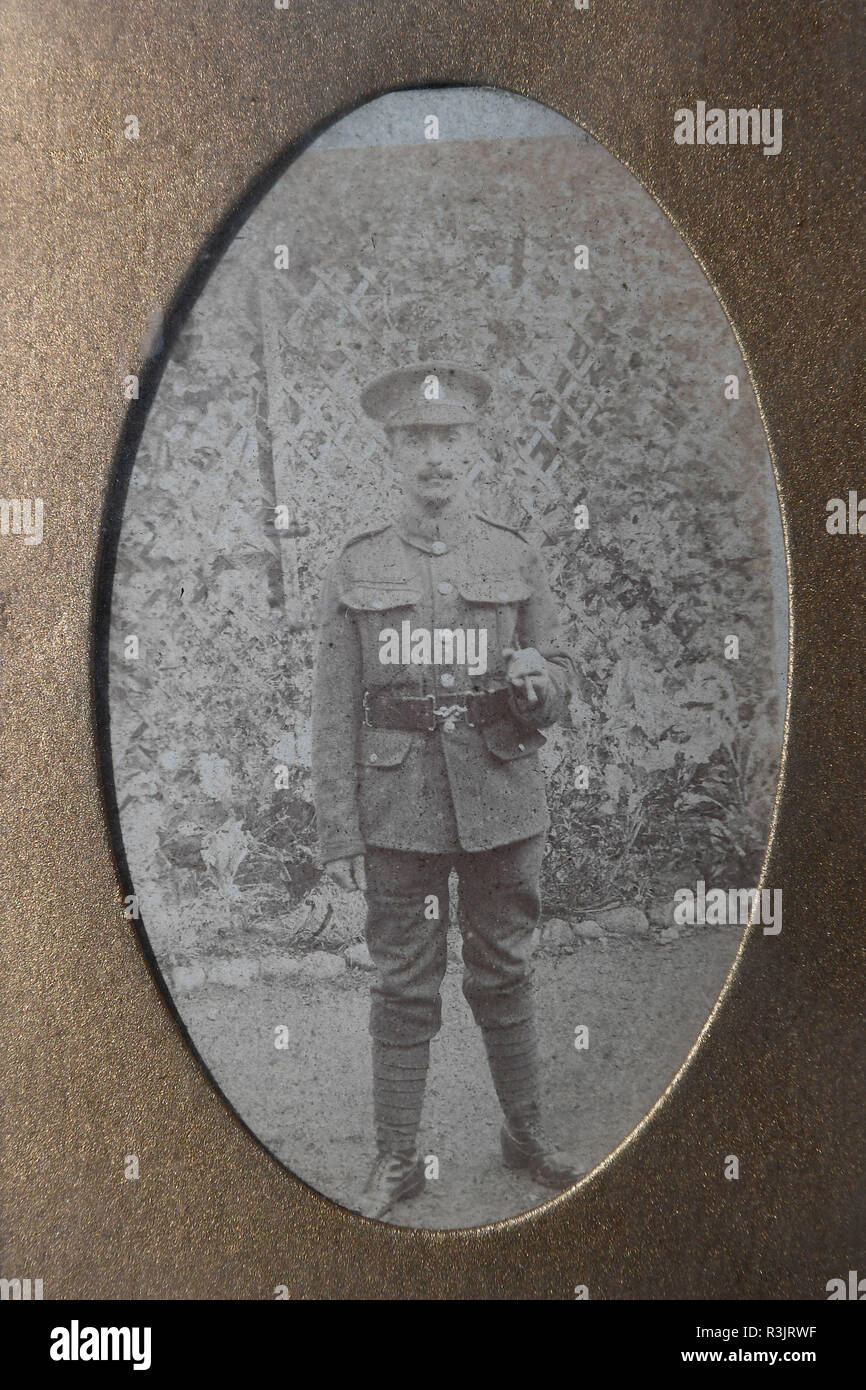 Wiederholung der Korrektur der Lage von Norfolk, Suffolk. Richtige Bildunterschrift unter einem Foto von Bombardier Frank Kühlung von Suffolk, der sowohl im Ersten Weltkrieg und dem Zweiten Weltkrieg, die mit Briefen, Postkarten und Medaillen bei Keys Fine Art Auctioneers Aylsham in versteigert zu werden serviert. Stockfoto