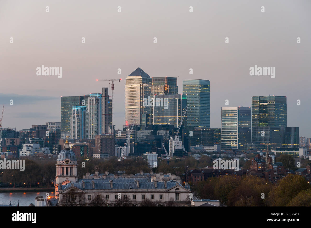 Blick auf Canary Wharf von greenwich Hill in der Dämmerung Stockfoto