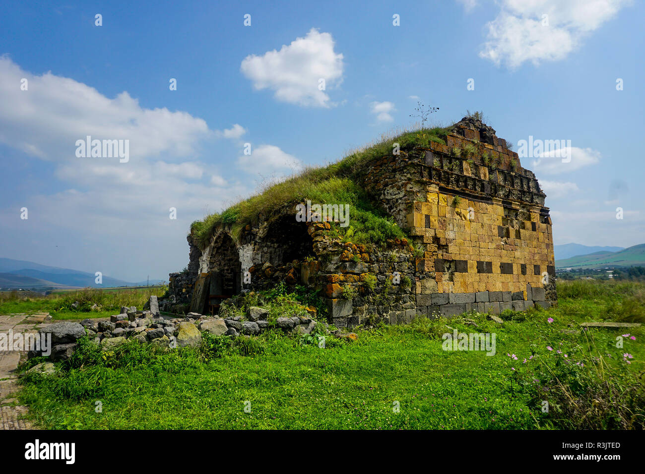 Lori Berd Festung verlassene Kirche mit Grasdach Stockfoto