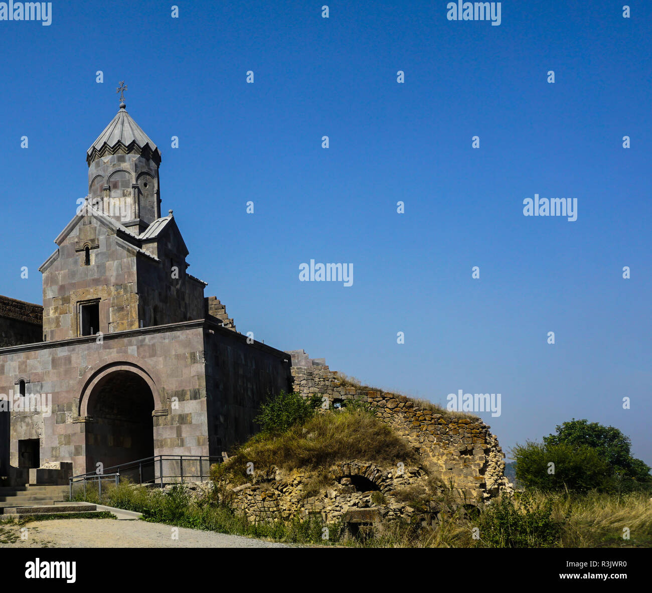 Kloster Tatev Glockenturm im Sommer mit blauem Himmel Stockfoto