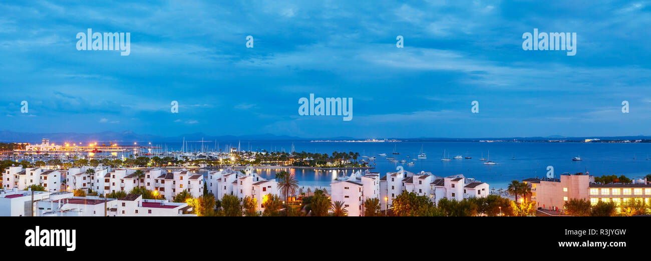 Panoramablick von Port de Alcudia bei Sonnenaufgang, Mallorca, Balearen, Spanien. Stockfoto