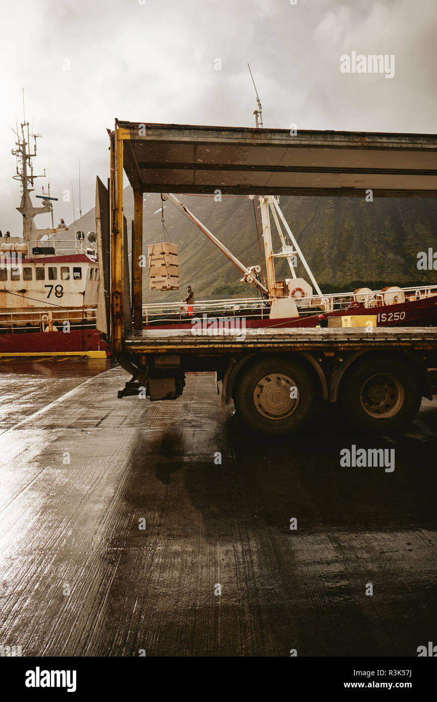 Ein isländischer Fischtrawler Anlandung der Fänge in den Westfjorden Region Westfjorde Islands. Stockfoto