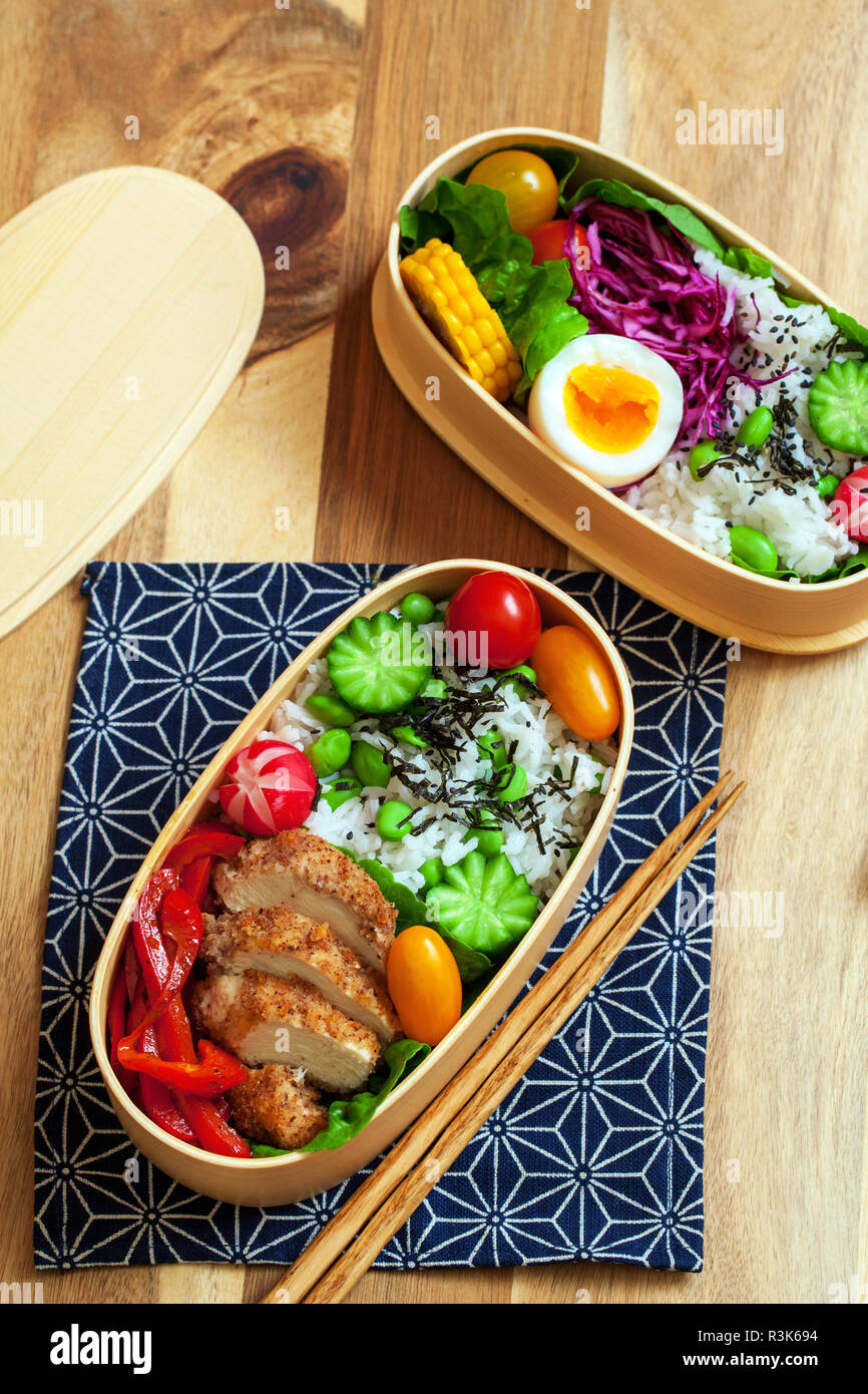 Japanische Bento Box mit Huhn, Gemüse und Reis Stockfoto