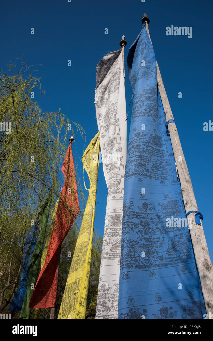 Bhutan, Paro. Detail der bunten Gebetsfahnen mit blauem Himmel. Stockfoto