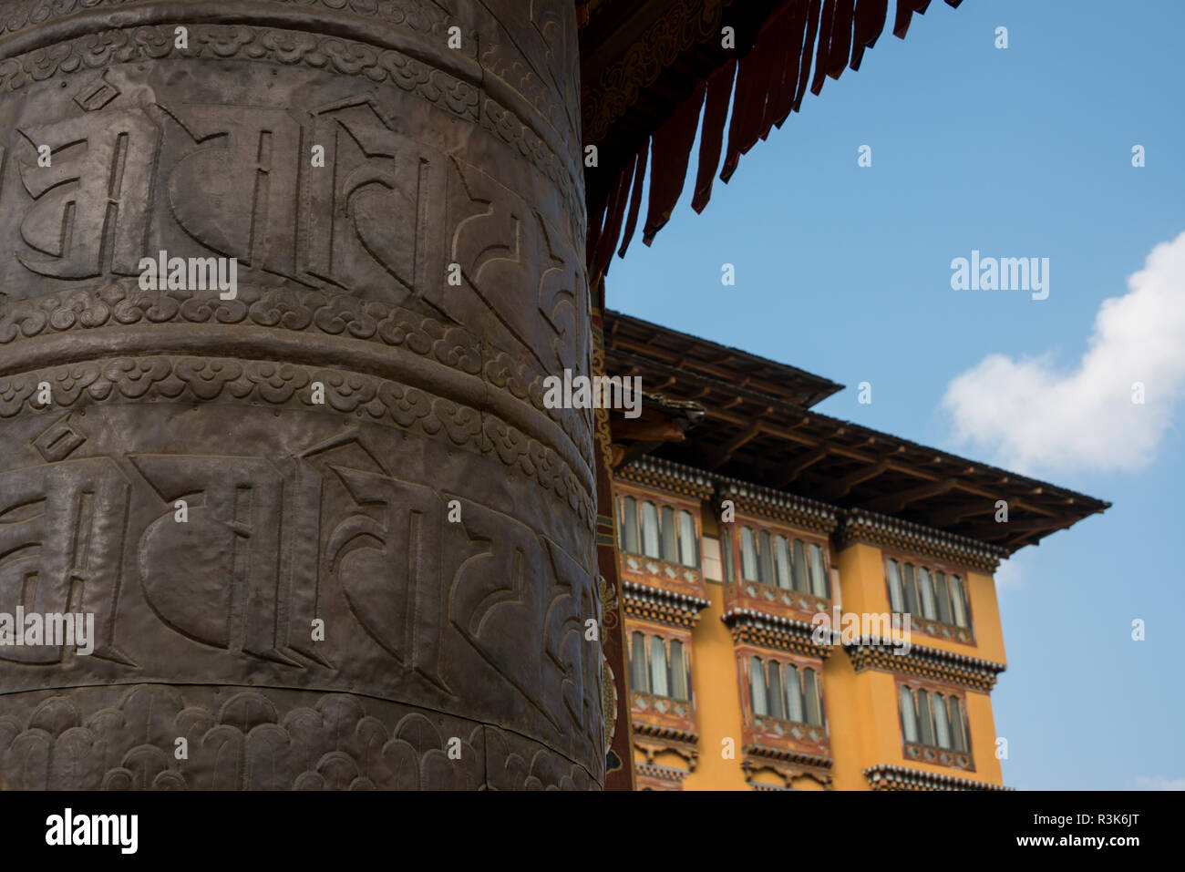 Thimphu, Bhutan Hauptstadt von Bhutan. 5-Sterne Luxushotel Taj Tashi Hotel in der Innenstadt von Thimphu. Hinterhof Gebetsmühle. Stockfoto