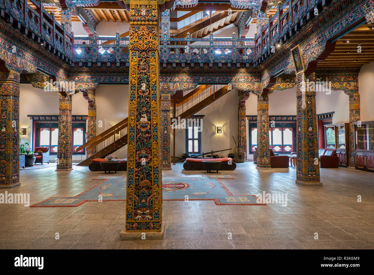 Bhutan, Paro. Zhiwa Ling Hotel (aka Zhiwaling) fünf-Sterne-Hotel am Fuße des Himalaya. Höchst kunstvollen Hotellobby geschnitzt. Stockfoto