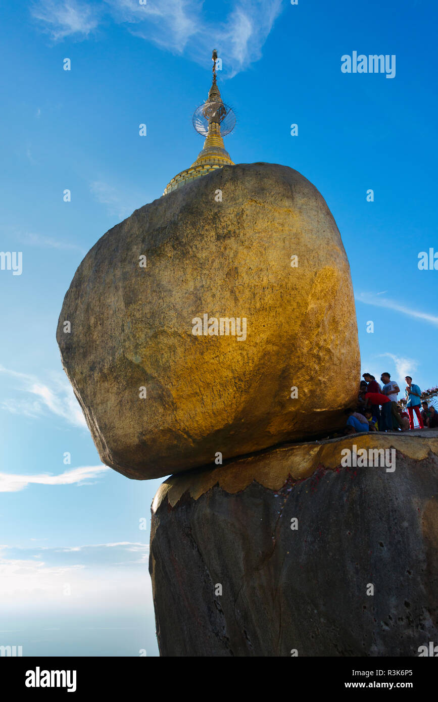 Kyaiktiyo Pagode (Gold Rock), eine kleine Pagode auf einem Granitblock mit Gold bedeckt gebaut Eingefügt von Devotees, Mon, Myanmar Stockfoto